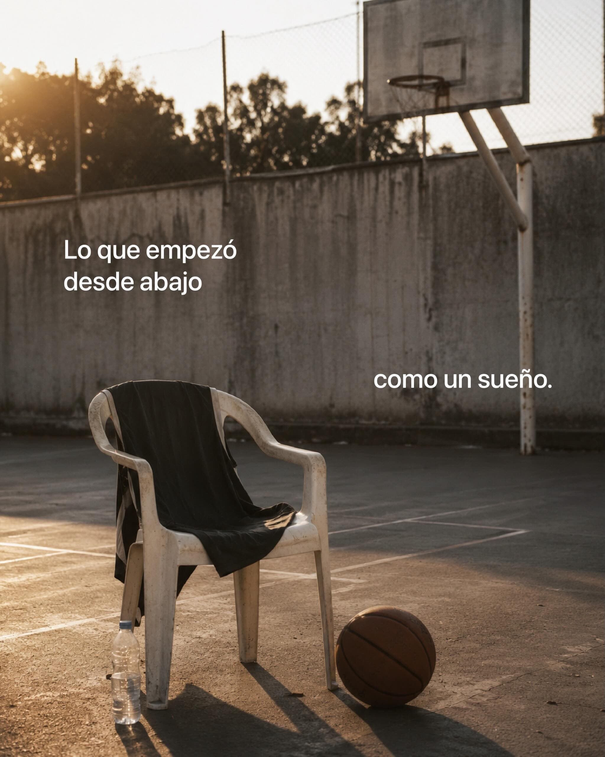 Cancha de básquet al atardecer